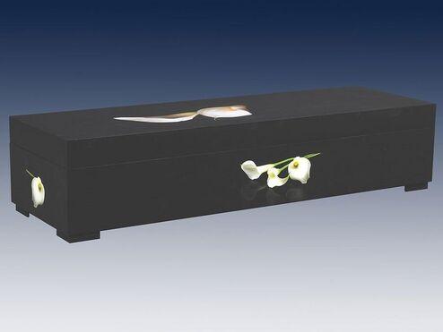 Schwarze, elegante Urne mit weißen Lilienblüten, auf einem neutralen Hintergrund.