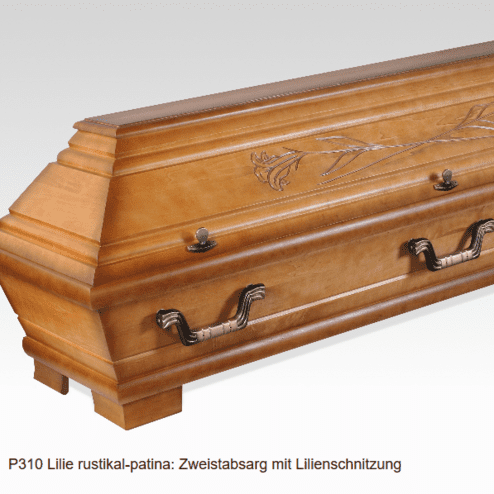 Zwei Stabsarg aus Holz mit Lilienmotiv, verziert und mit passenden Griffen, in rustikaler Patina.