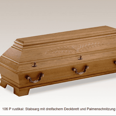 Holzgrabstätte mit dreifachem Deckbrett und Palmenschnitzung, ausgestattet mit zwei Griffen an der Vorderseite.