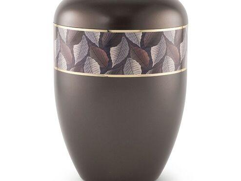 Braune Urne mit einer dekorativen Banderole aus Blättern und goldener Linie, auf einem weißen Hintergrund.