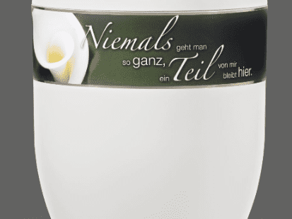 Weißer Behälter mit Aufschrift „Niemals geht man so ganz, ein Teil von mir bleibt hier“ und einem Calla-Blumenmotiv.