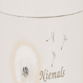 Weißer Urnenbehälter mit einer Pusteblume und dem Text „Niemals geht man so ganz, ein Teil von mir bleibt hier.“