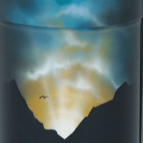 Farbenfrohes Landschaftsbild mit Bergen, einem Fluss und einem Sonnenuntergang, auf einer schwarzen Oberflächengestaltung.