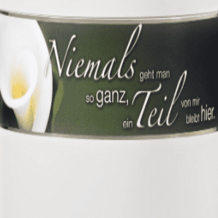 Weißer Behälter mit Aufschrift „Niemals geht man so ganz, ein Teil von mir bleibt hier“ und einem Calla-Blumenmotiv.