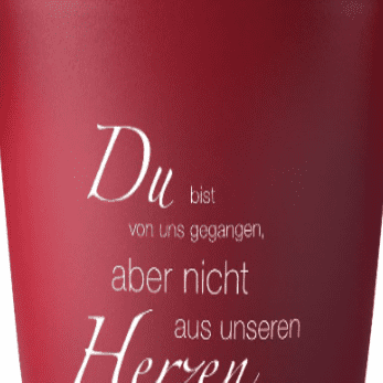 Roter Becher mit der Aufschrift: „Du bist von uns gegangen, aber nicht aus unseren Herzen.“