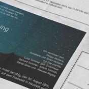 Ein Druck von einer Einladung mit Sternenhimmel, Datum und Namen der Teilnehmer am unteren Rand.